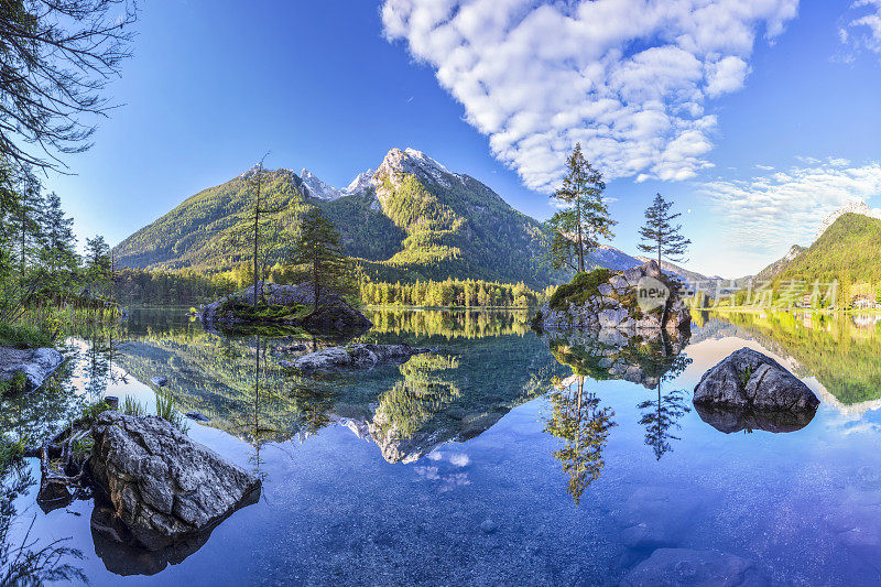 在巴伐利亚阿尔卑斯山腹地湖的倒影，贝希特斯加登国家公园- XXXL全景